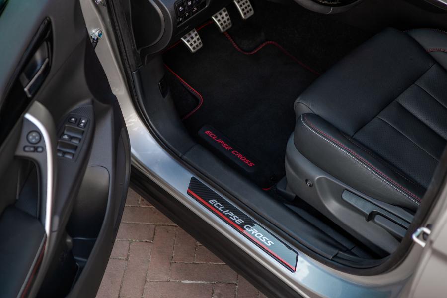 Интерьер Mitsubishi Eclipse Cross Intense S 2018 года  (NL) (фото 6 из 7)